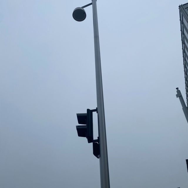 Liikennevalot katulampun pylväässä
