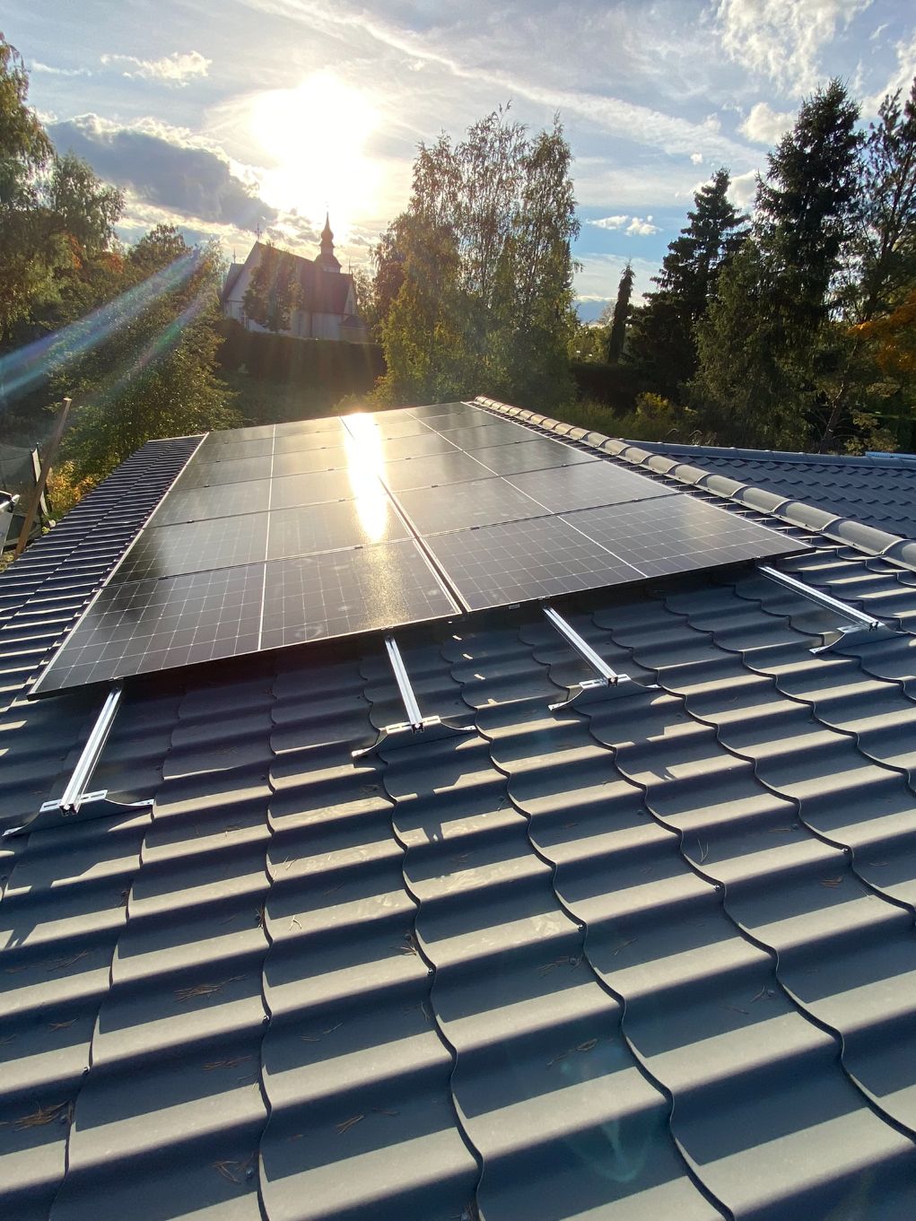 Aurinkopaneeleita talon katolla